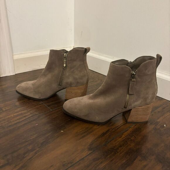 Blondo Waterproof size 7M Taupe Beige Fall Time Neutral Stacked Heeled Booties - Picture 10 of 10
